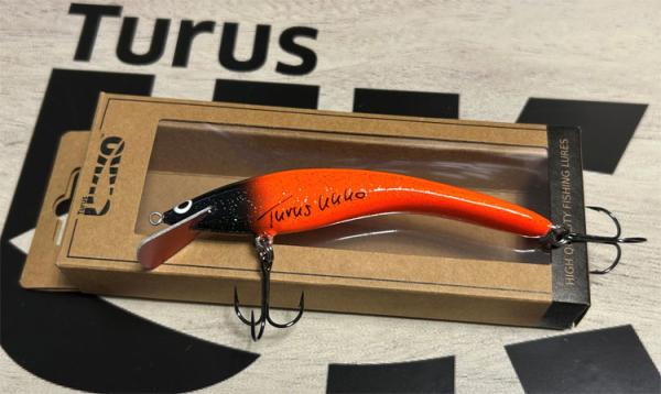 Turus Ukko Original Wobbler, Länge: 12 cm, Farbe: Black Head Orange 042, mit roter Tauchschaufel, UV