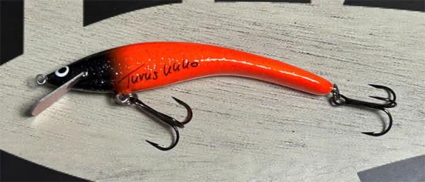 Turus Ukko Original Wobbler, Länge: 12 cm, Farbe: Black Head Orange 042, mit roter Tauchschaufel, UV